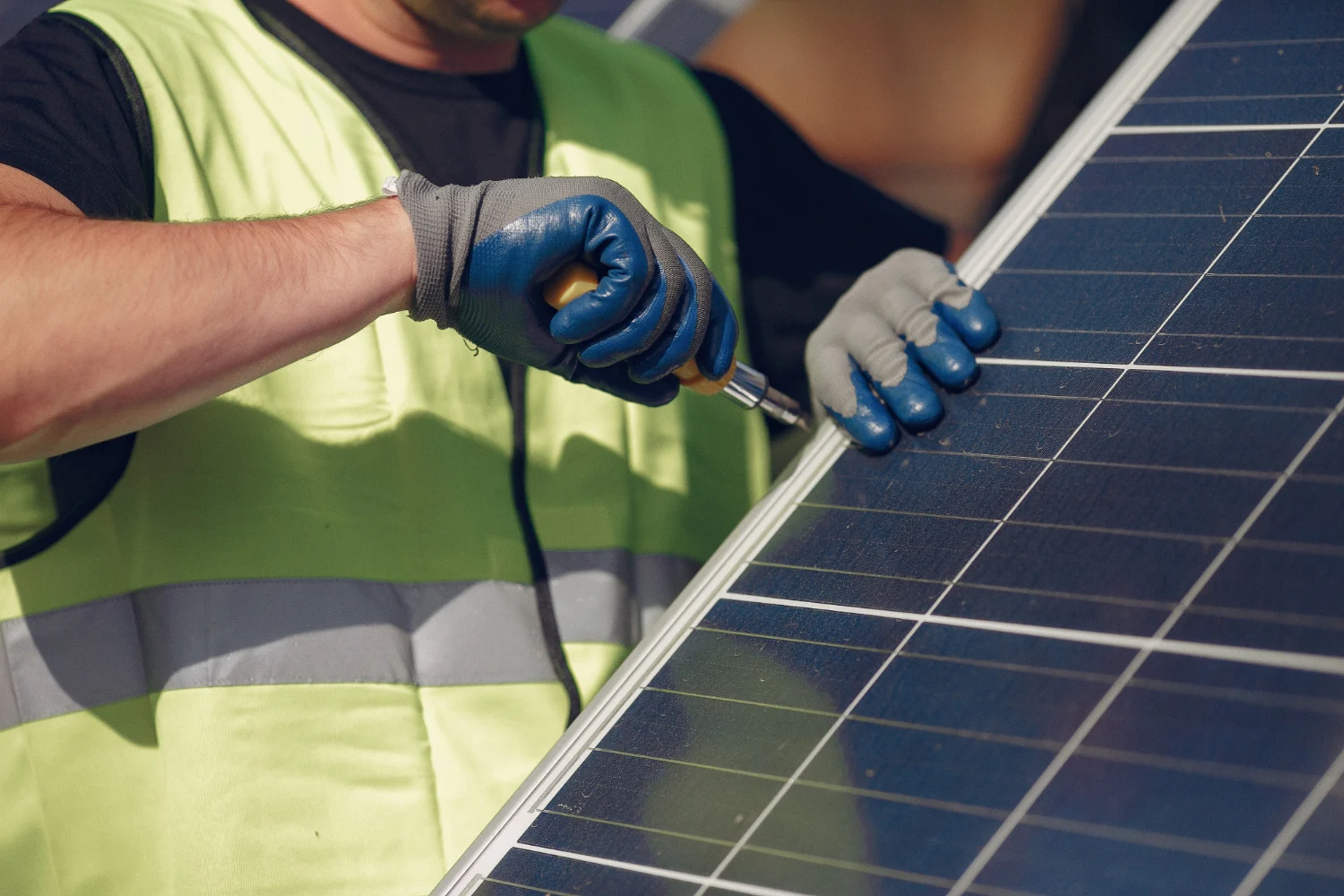Instalación de paneles solares por ingeniero certificado